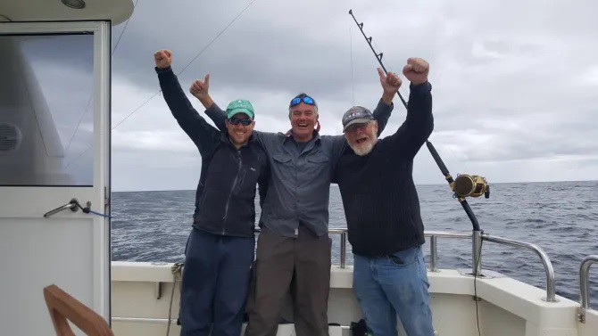 Darren O'Sullivan, Dave Edwards và Henk Veldman ăn mừng khi bắt được con cá khổng lồ.