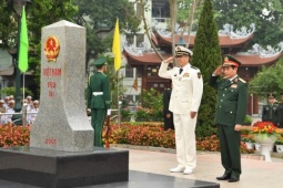 Tin tức trong ngày - Hai Bộ trưởng Bộ Quốc phòng Việt Nam và Trung Quốc tô son cột mốc biên giới