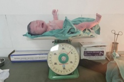 Sức khỏe đời sống - Bà mẹ 35 tuổi ở Hà Nội 'đẻ rớt' con 4kg ngay tại nhà gửi xe bệnh viện