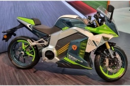 Thế giới xe - Yadea Kemper RC - mô tô điện mạnh ngang Ninja 500, sạc "siêu tốc" 10 phút đạt 80%