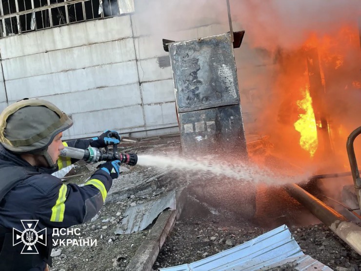 Lực lượng cứu hỏa Ukraine dập lửa sau cuộc tập kích của Nga hôm 11/4.