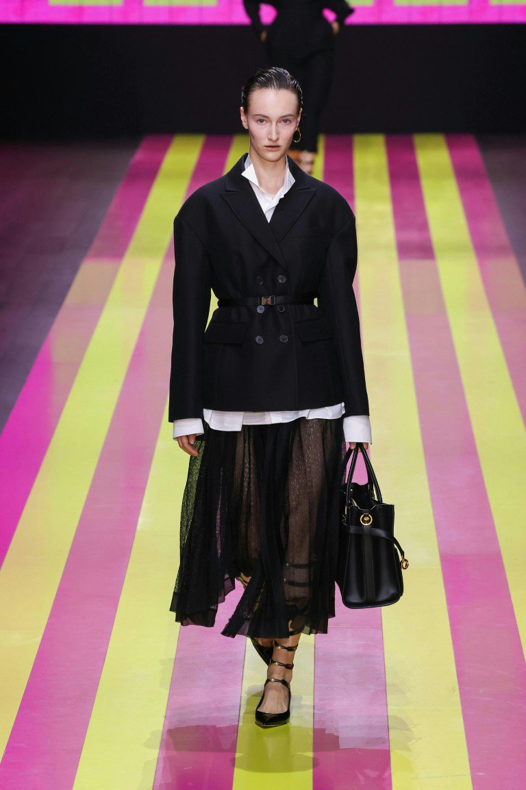 Phong cách quý phái và màu tối đang chiếm lĩnh tủ quần áo mùa xuân của bạn - 3