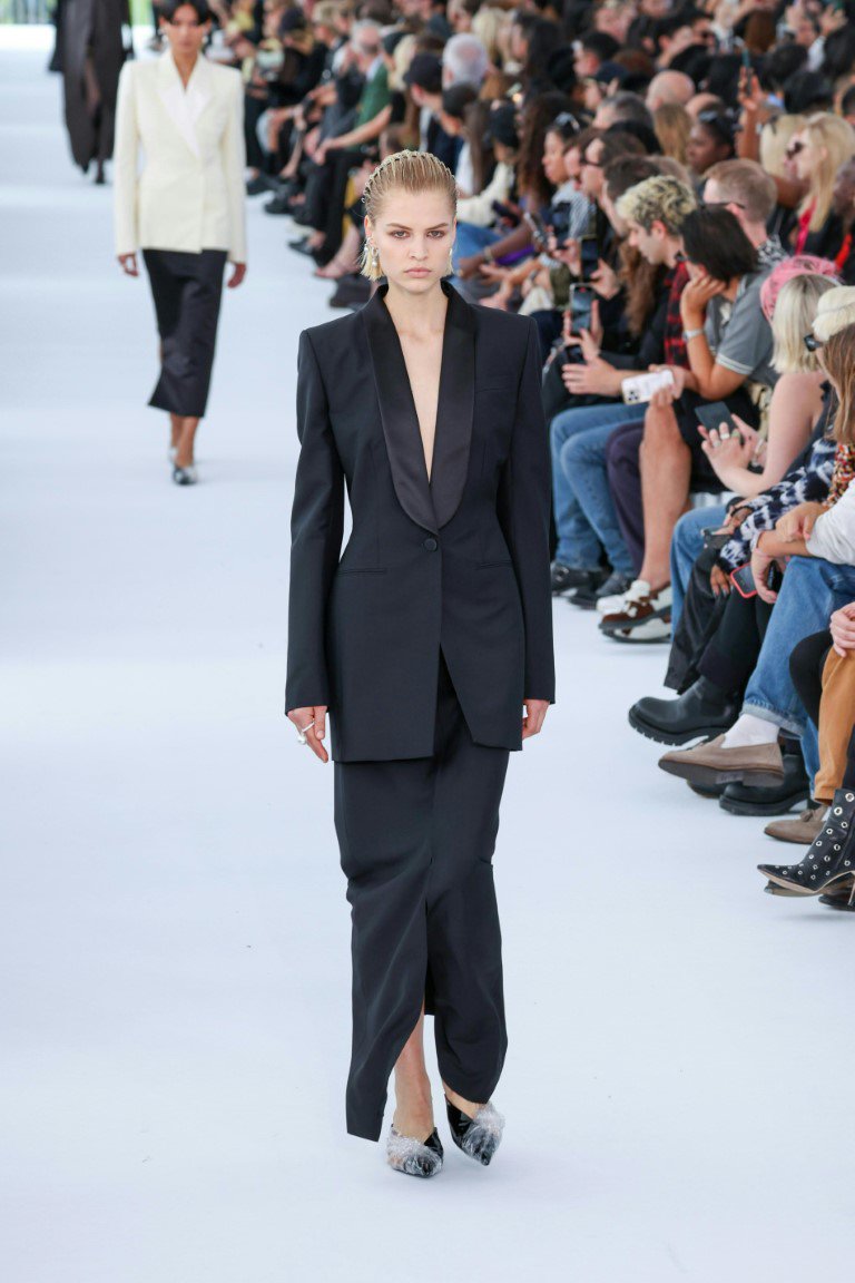 Phong cách quý phái và màu tối đang chiếm lĩnh tủ quần áo mùa xuân của bạn - 1