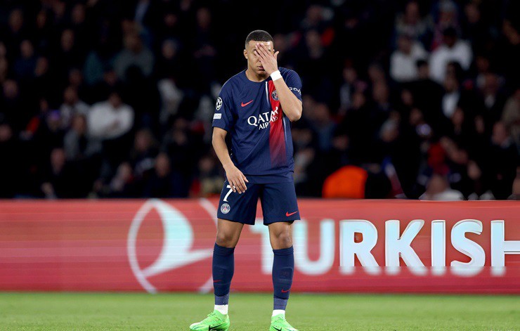 Sự thất vọng của Mbappe trong trận đấu với Barcelona