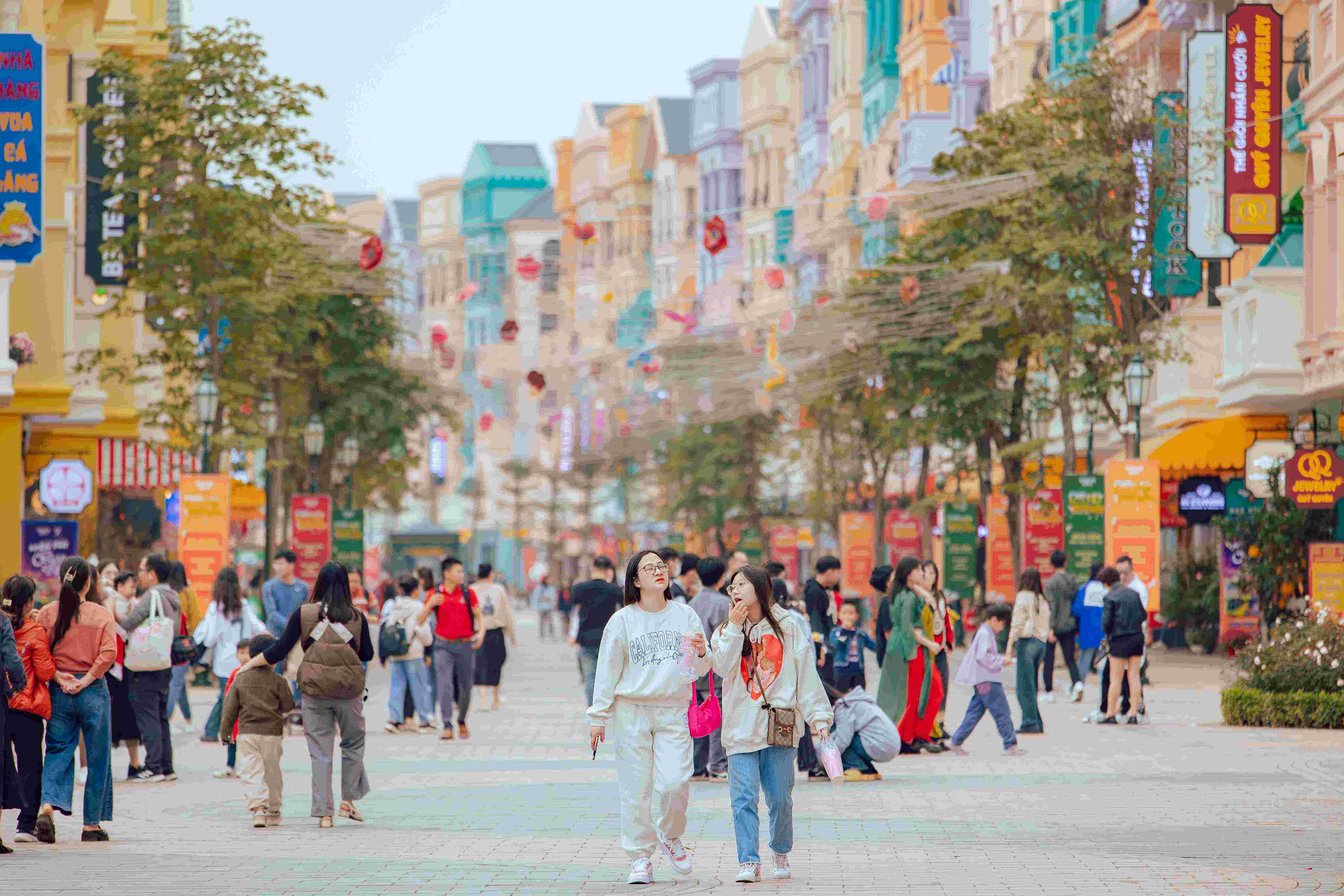 Nhiều thương hiệu lớn nhỏ đã về “làm tổ” tại các tổ hợp thương mại của “Quận Kinh Đô”
