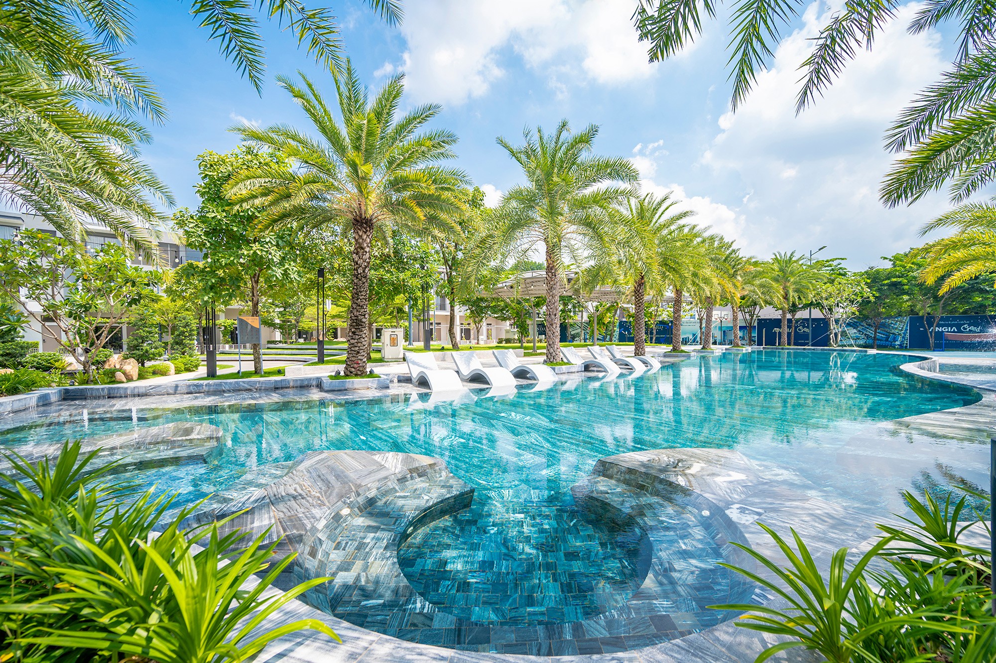 Tiện ích hồ bơi tại khu biệt lập The Standard. Ảnh: An Gia