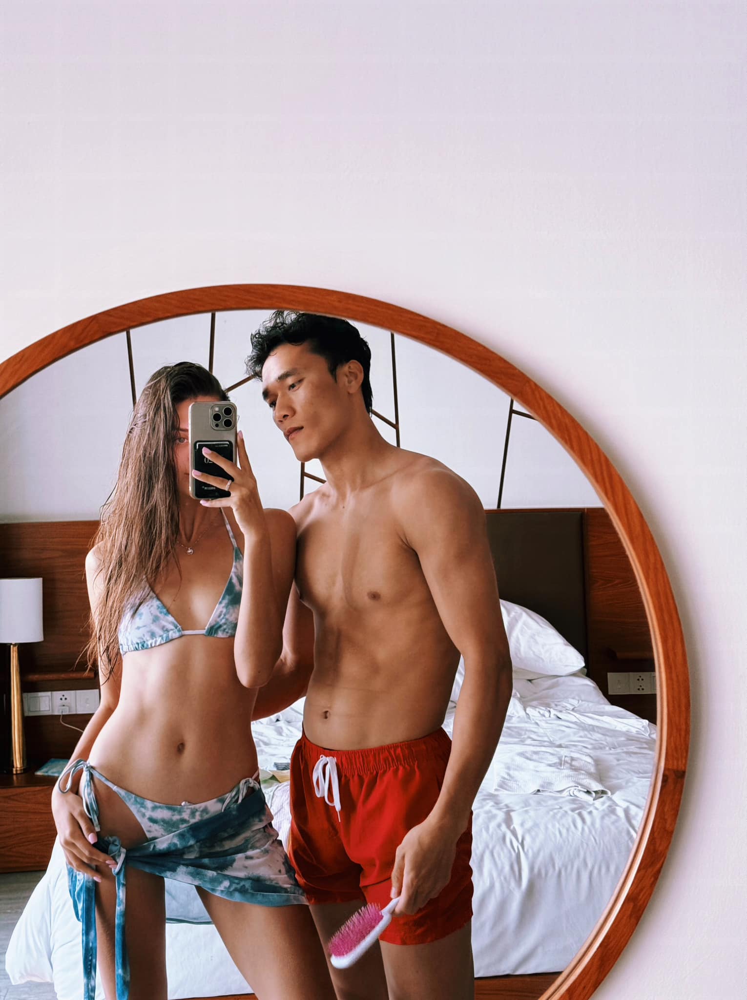 Dianka Zakhidova đăng ảnh hot của hai vợ chồng khi chụp qua gương