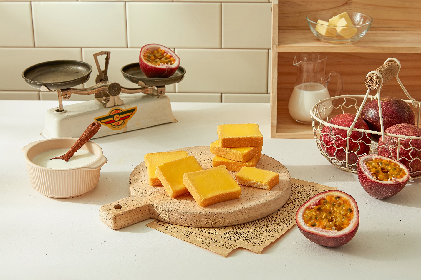 Tipo bánh trứng kem sữa chua chanh leo có lớp kem vàng bắt mắt, hấp dẫn