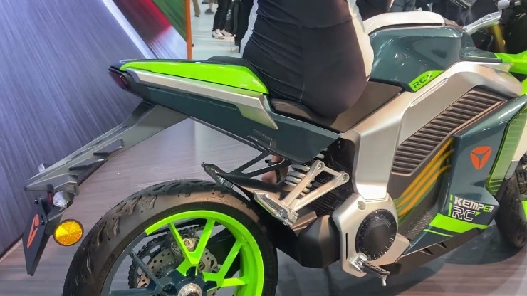 Yadea Kemper RC - mô tô điện mạnh ngang Ninja 500, sạc "siêu tốc" 10 phút đạt 80% - 4