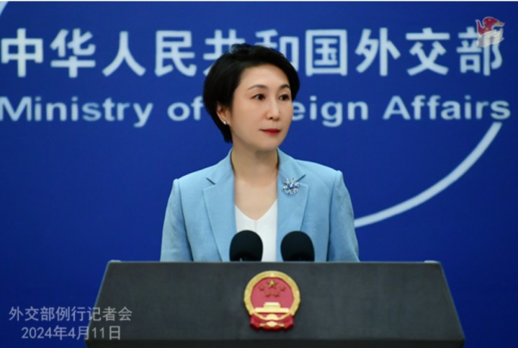 Người phát ngôn Bộ Ngoại giao Trung Quốc Mao Ninh trả lời họp báo tại Bắc Kinh hôm 11-4. Ảnh: BỘ NGOẠI GIAO TRUNG QUỐC