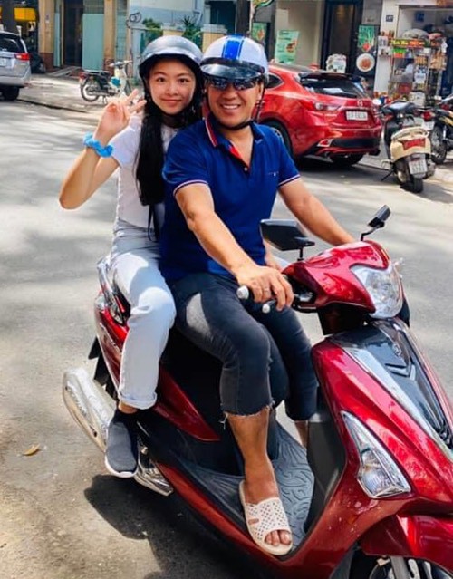 Nam MC chở con gái bằng xe máy đi làm.