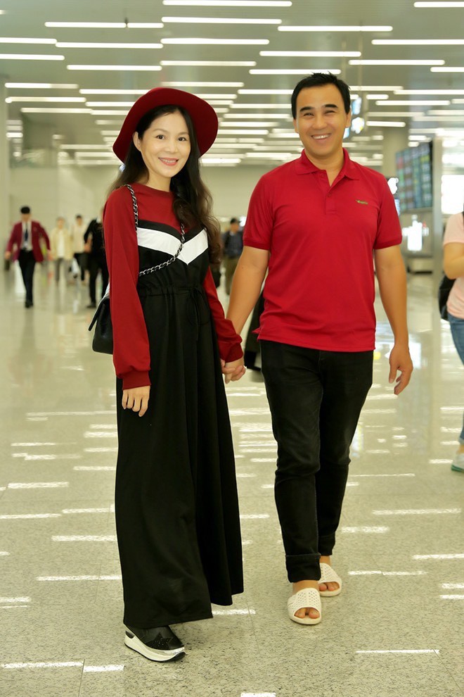 Đi du lịch cùng vợ, MC Quyền Linh cũng mang dép tổ ong.