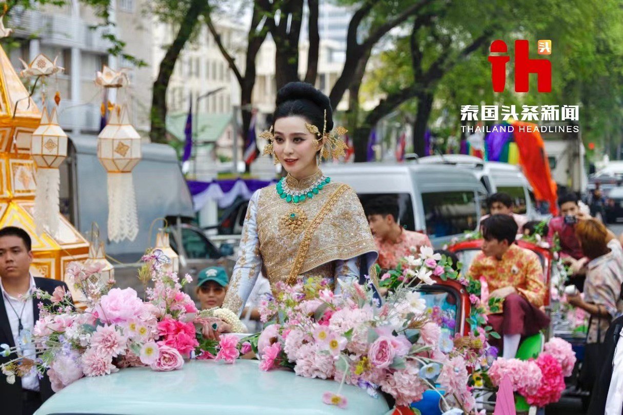Tết Té nước của Thái Lan được UNESCO công nhận là Di sản Văn hóa Phi Vật thể của Nhân loại năm 2023. Thời điểm diễn ra sự kiện thường vào ngày đầu năm theo Phật lịch, tương ứng với ngày 13-15/4 hàng năm. Vào dịp này, người dân mang nước ra đường đổ vào người nhau với ý nghĩa gột rửa điều xui xẻo, cầu phúc, sự thịnh vượng, mưa thuận gió hòa… Ngày đầu của lễ Songkran, người dân rước tượng Phật diễu hành, dọn dẹp nhà cửa đón năm và bắt đầu trò té nước. Ảnh: Thaiheadlines.