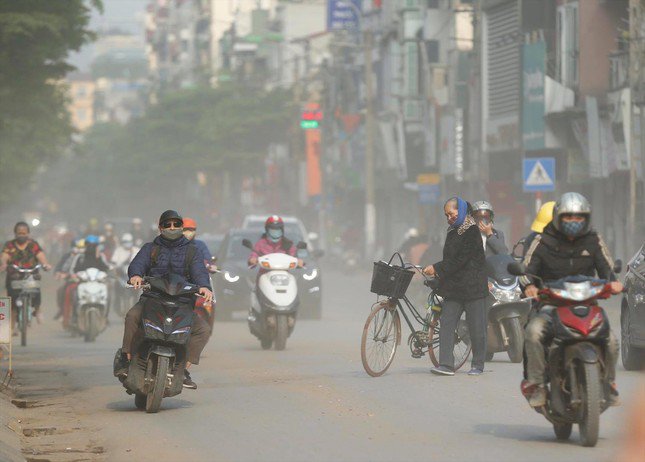 Bụi đường là nguồn gây ô nhiễm không khí lớn ở Hà Nội. Ảnh: Như Ý