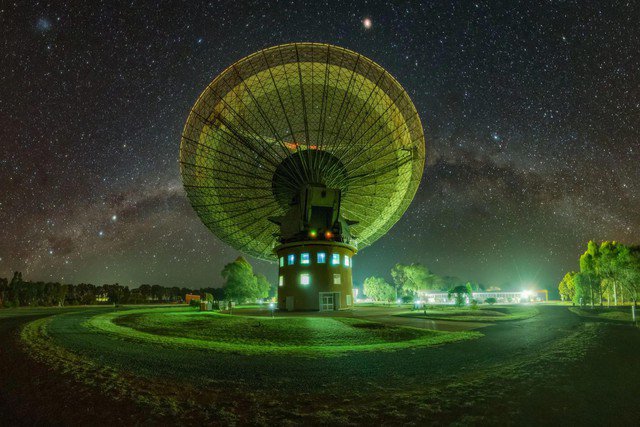 Kính viễn vọng Parkes (Murriyang), cơ sở quan sát đã ghi nhận tín hiệu vô tuyến dị thường - Ảnh: CSIRO