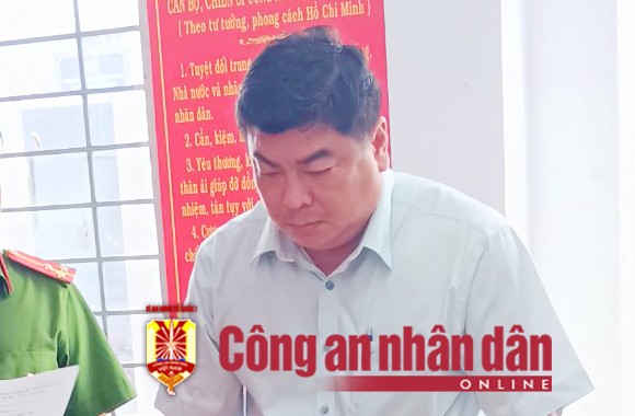 Cơ quan Công an tống đạt quyết định khởi tố bị can đối với Nguyễn Bảo Sinh.