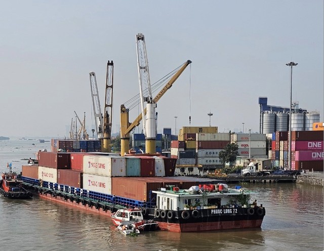 Tàu hàng được đưa ra khỏi gầm cầu