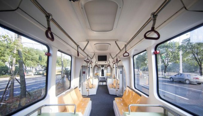 Bên trong tàu điện không ray ở Trung Quốc. Ảnh: HUNAN CRRC