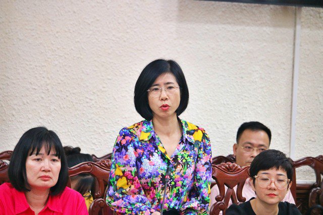 Bà Lê Thị Vân Anh trả lời báo chí chiều 12-4