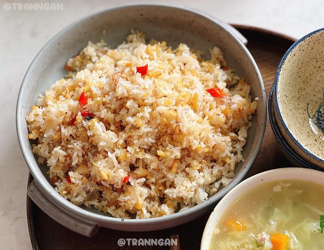 Cơm nguội chiên cá mặn