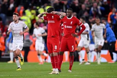 Liverpool thua thảm: Ngoại hạng Anh thất thế đua 5 suất dự Cúp C1, MU lo lắng