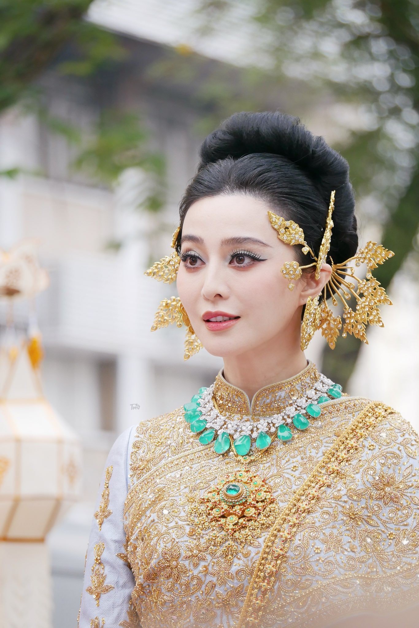 Diện trang phục truyền thống Thái Lan, nữ diễn viên đi qua các con phố ở thủ đô, thu hút mọi ánh nhìn của hàng nghìn du khách và người dân địa phương. Ảnh: Twitter.