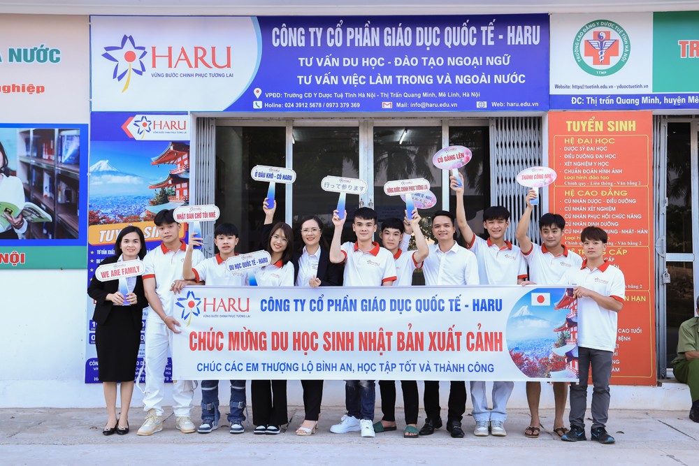 Bà Nguyễn Thị Hồng Xuân chúc mừng các du học sinh Nhật Bản xuất cảnh