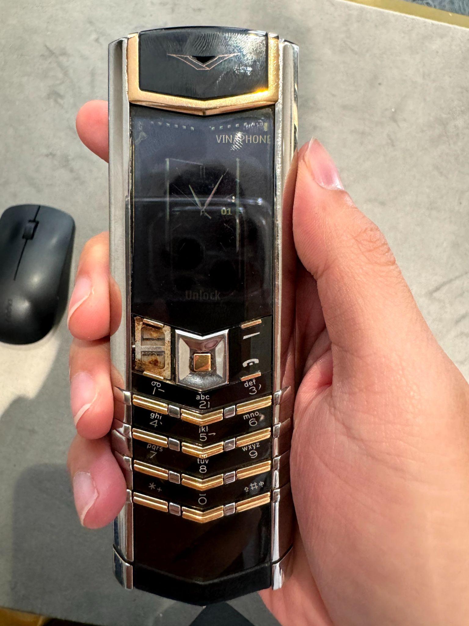 Những chiếc Vertu đời cũ với giới mộ điệu là vô giá, vì vậy họ vẫn lưu giữ, trân quý như một món phụ kiện xa xỉ sau khi nâng cấp lên dùng Vertu 4G.