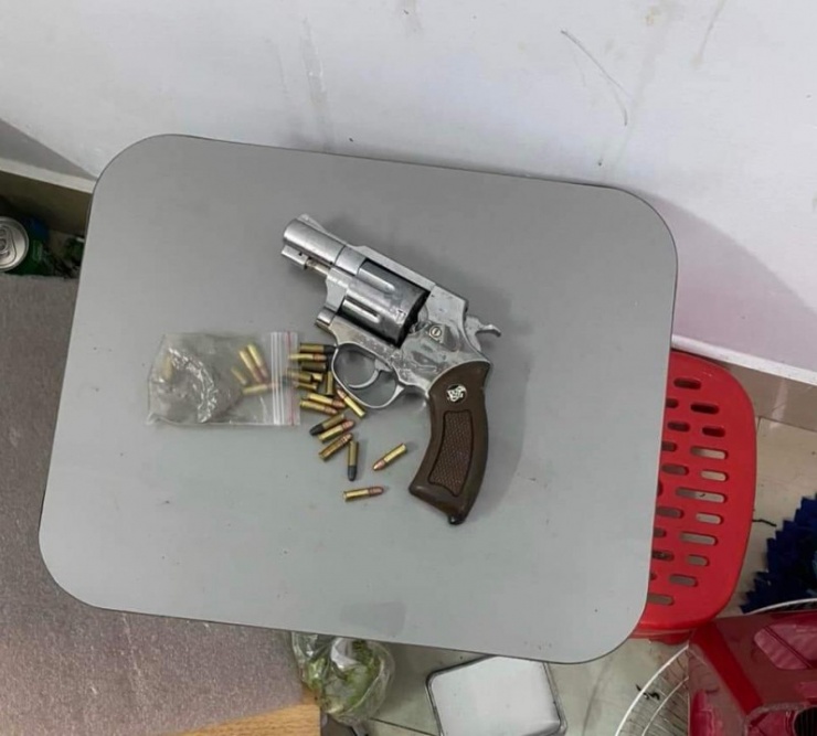 Súng cùng đạn mà nhóm đối tượng thanh thiếu niên tàng trữ để "phòng thân".