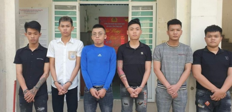 Nhóm 6 đối tượng thanh thiếu niên có hành vi mua bán ma túy bị tạm giữ tại Công an quận Ngũ Hành Sơn.&nbsp;