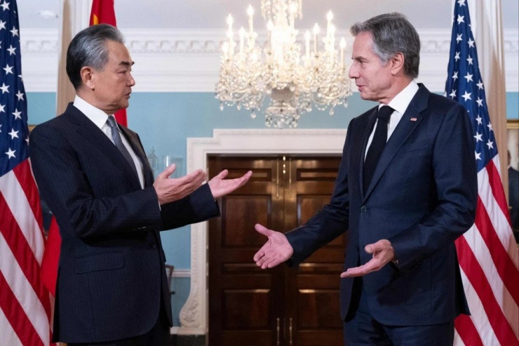 Bộ trưởng Ngoại giao Trung Quốc Vương Nghị (trái) và Ngoại trưởng Mỹ Antony Blinken. Ảnh: AFP