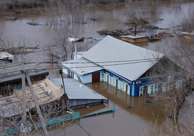 Những ngôi nhà bị nước lũ nhấn chìm ở Orenburg, Nga. Ảnh: Reuters