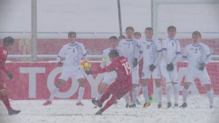Quang Hải vẽ một đường bóng cầu vồng trong tuyết thành bàn ở trận chung kết U-23 châu Á 2018. Ảnh: AP.