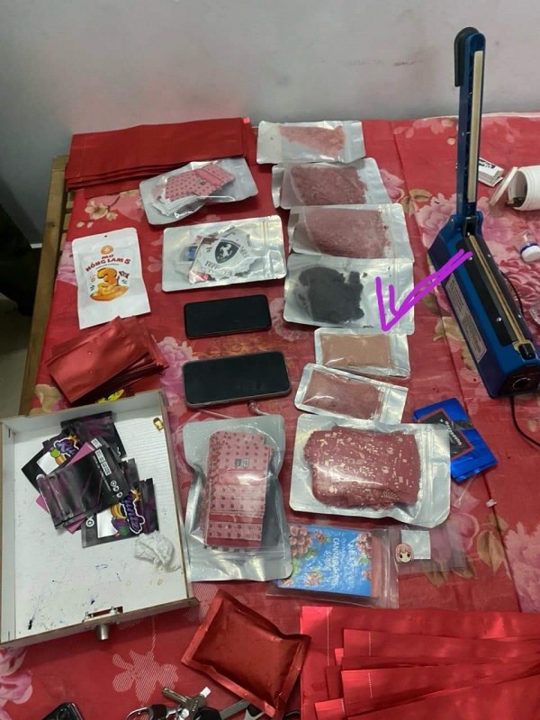 "Nước vui", ma túy được nhóm đối tượng pha chế để phân bán lẻ cho các con nghiện. 