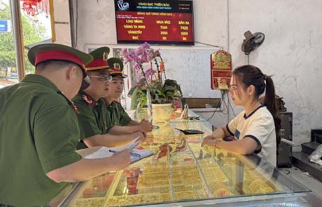 Công an huyện Như Xuân tuyên truyền, cảnh báo thủ đoạn lừa đảo của tội phạm tại các tiệm vàng. Ảnh minh họa