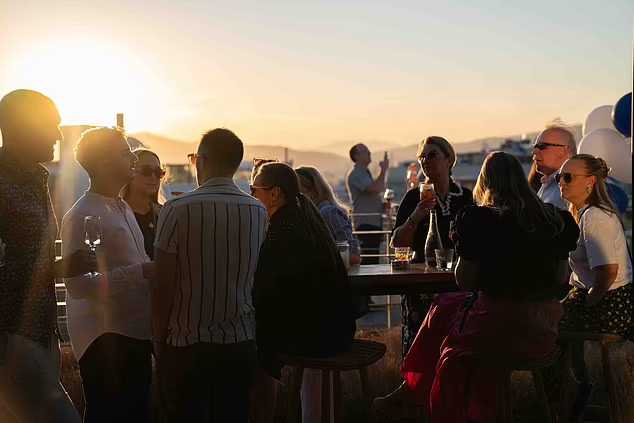 Đích đến là Athens. Ảnh trên - du khách trong chuyến đi không biết điểm đến đang thưởng thức đồ uống trên sân thượng.