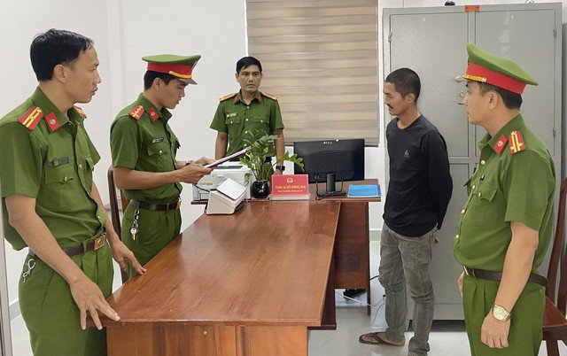 Cơ quan điều tra đọc lệnh khởi tố bị can, bắt tạm giam đối với Lê Kim Tính Ảnh: Công an tỉnh Quảng Nam