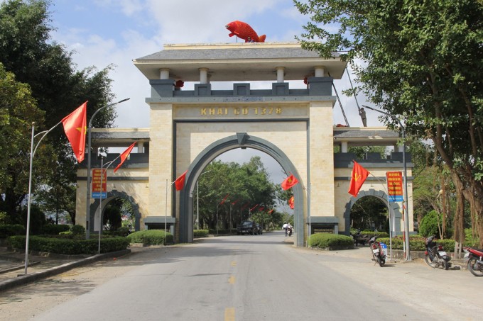 Cổng làng ở xã Quỳnh Đôi. Ảnh: Hùng Lê