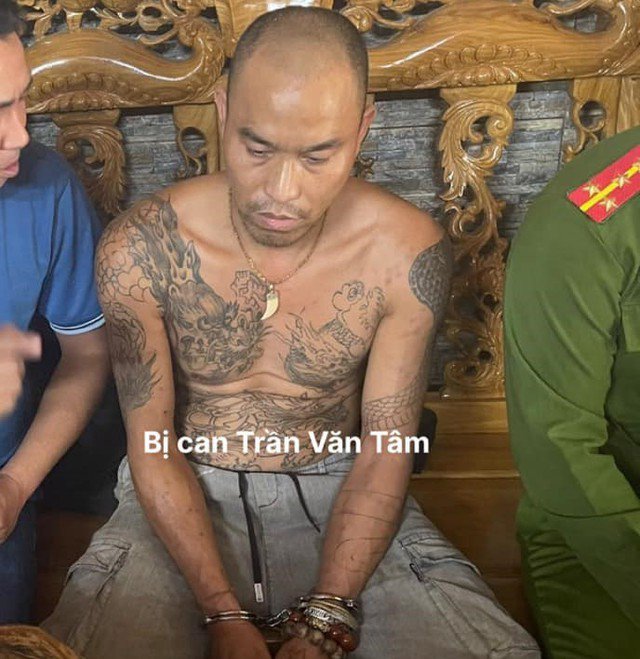 Trần Văn Tâm bị bắt giữ cùng số ma túy, vũ khí tang vật. Ảnh: Công an cung cấp