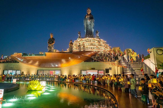 Đỉnh núi Bà Đen thu hút du khách vào những mùa lễ hội. Ảnh: Bùi Văn Hải.