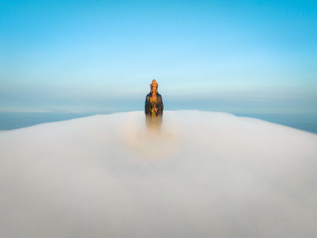 Hình ảnh tượng Phật Bà đứng giữa biển mây. Ảnh: Bùi Văn Hải.