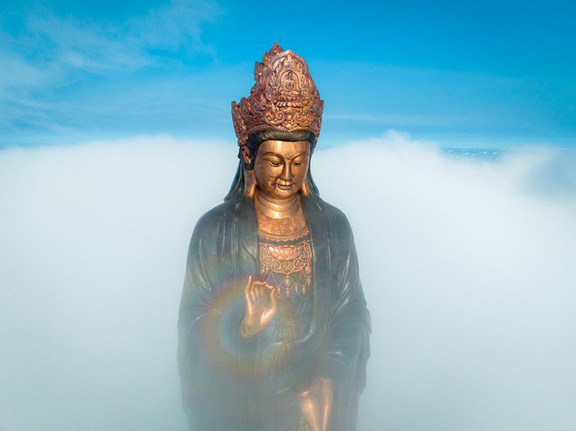 Tượng Phật Bà toả ra những ánh hào quang vào buổi bình minh. Ảnh: Bùi Văn Hải.