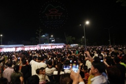 Tin tức trong ngày - Hàng nghìn người mệt mỏi, chờ xem trình diễn ánh sáng ở ngoại thành Hà Nội