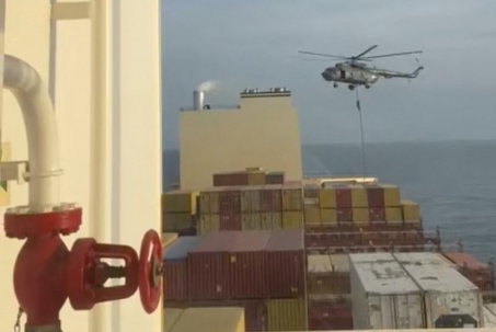 Giữa căng thẳng, Iran dùng trực thăng bắt tàu có "liên hệ với Israel"