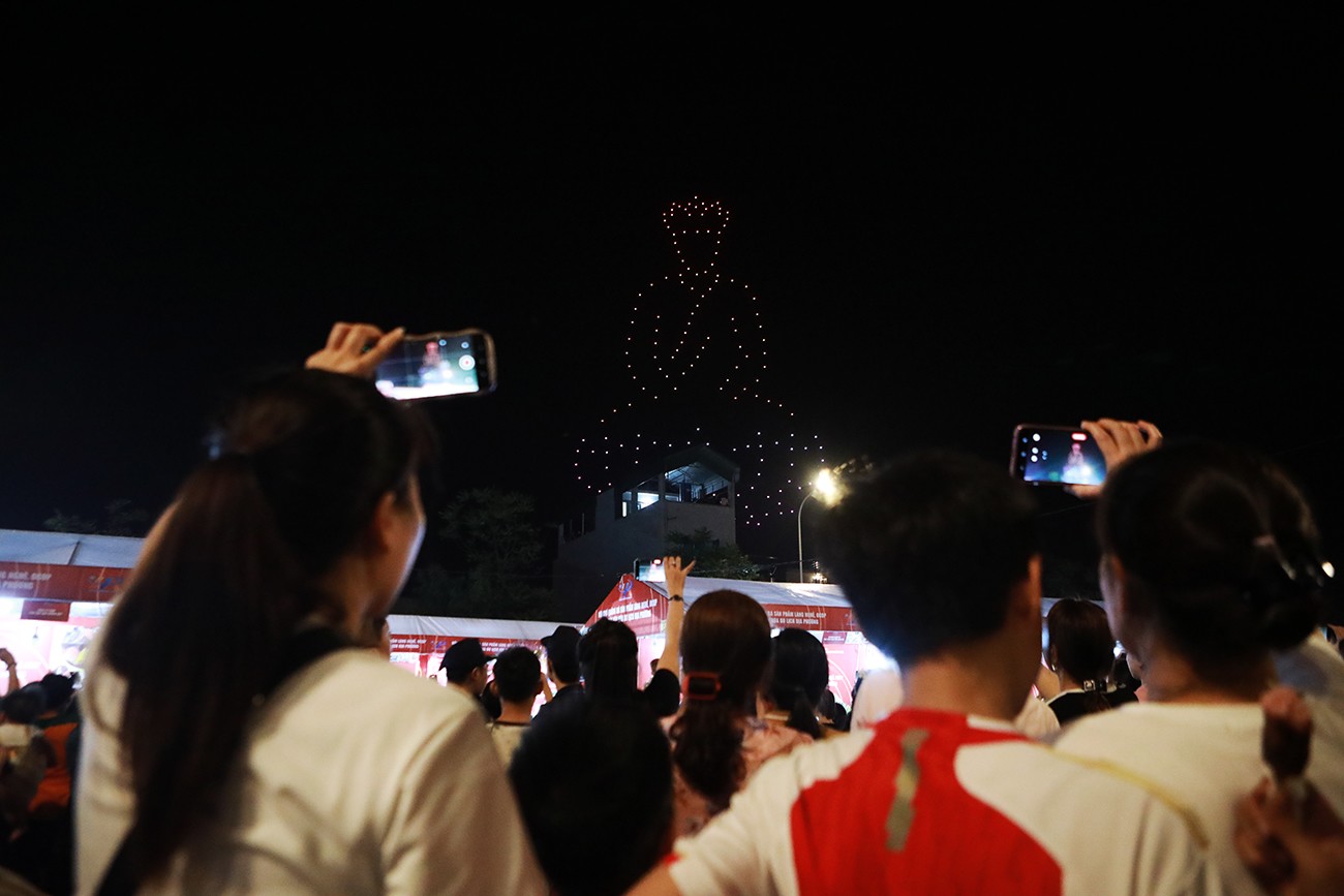  Hình ảnh Thiền sư Từ Đạo Hạnh ngồi trên tòa sen.