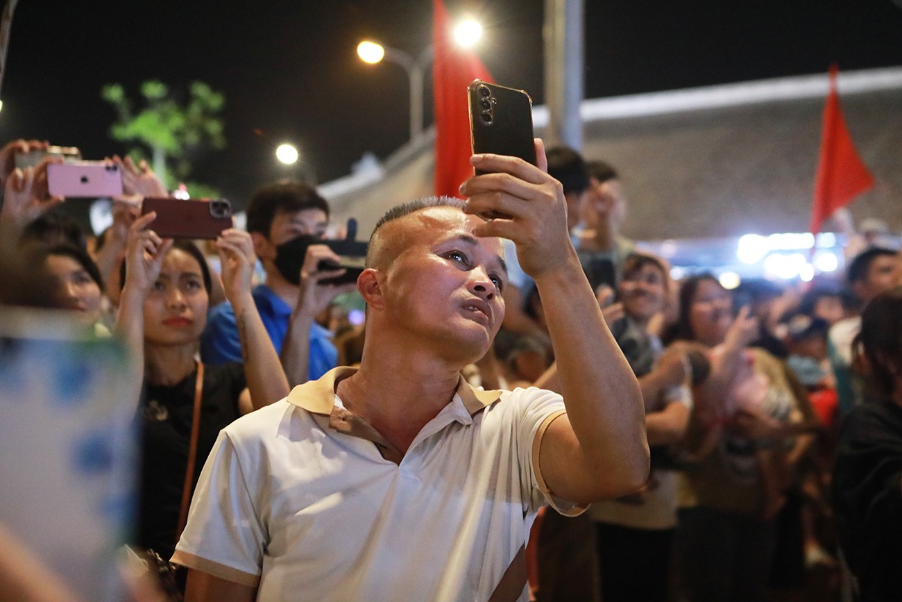  Những hình ảnh quen thuộc của người dân Quốc Oai được tạo thành bởi các máy bay không người lái khiến họ thích thú, ai cũng ghi lại hình ảnh đặc biệt này.