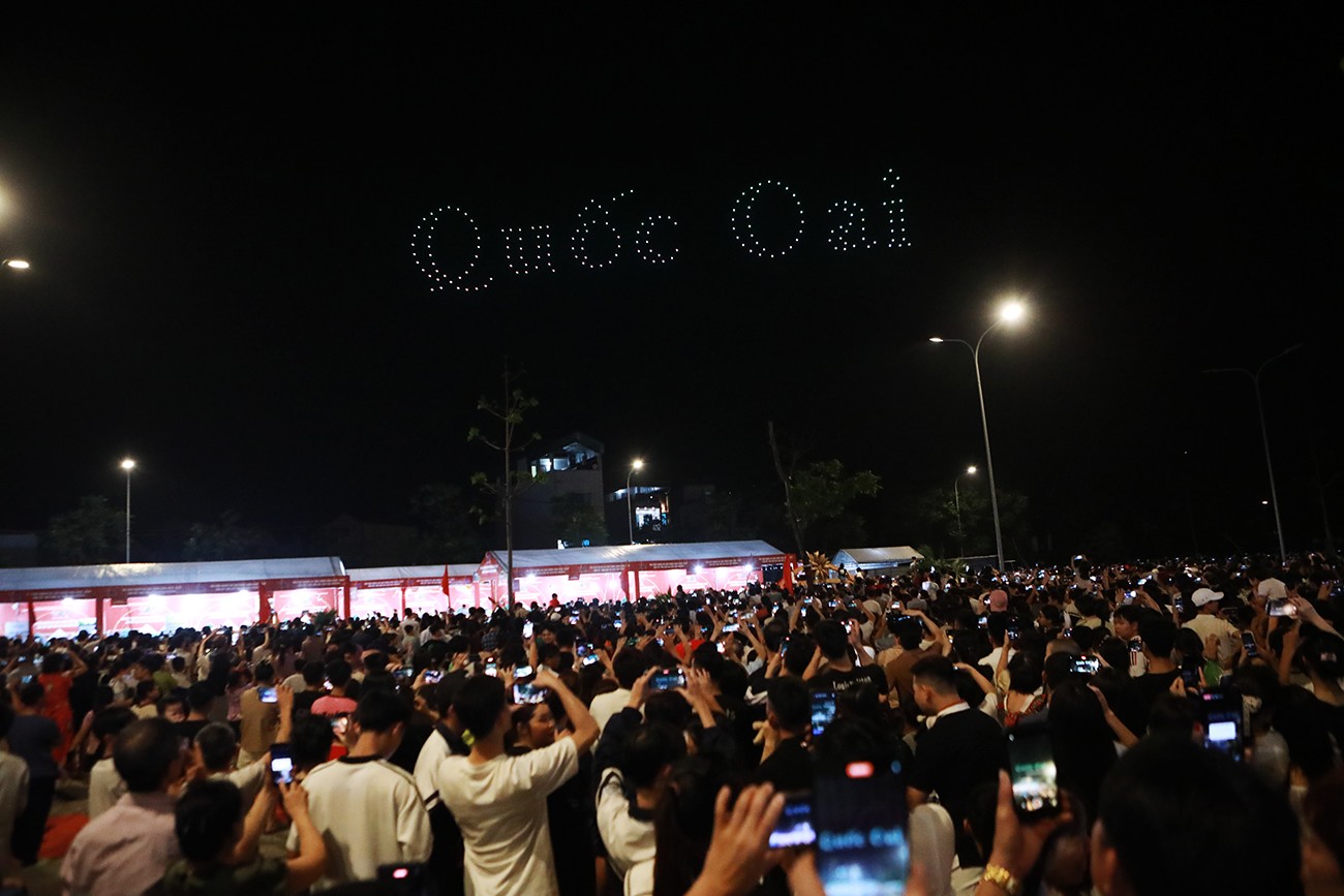 Hàng nghìn người mệt mỏi, chờ xem trình diễn ánh sáng ở ngoại thành Hà Nội - 18