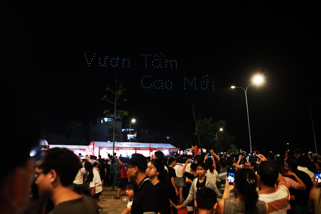 Kết thúc màn biểu diễn là biểu trưng huyện Quốc Oai kèm dòng chữ “Quốc Oai - Khơi nguồn di sản, vươn tầm cao mới”. Trước đó, Hà Nội từng tổ chức 2 buổi trình diễn ánh sáng tại quận Tây Hồ và đã thu hút được sự quan tâm của đông đảo người dân cũng như du khách đến tham quan, trải nghiệm.