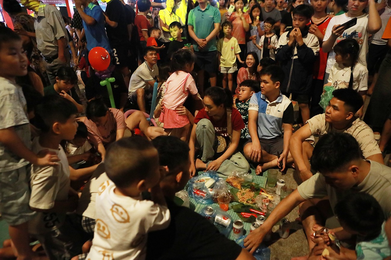 Theo Ban tổ chức, có khoảng hơn 1 vạn người dân đã đổ về chùa Thầy đón xem chương trình ca nhạc và thưởng thức màn trình diễn ánh sáng của 200 máy bay không người lái. Lễ hội chùa Thầy là lễ hội đặc sắc, là niềm tự hào của người dân Quốc Oai.