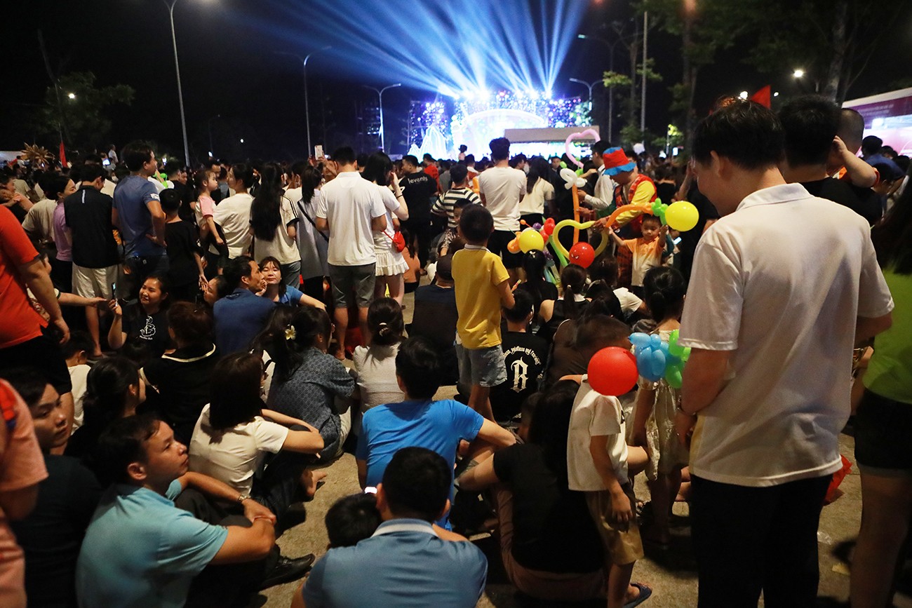 Sau màn khai hội và các chương trình biểu diễn nghệ thuật đặc sắc kết thúc nhưng màn trình diễn của 200 drone vẫn chưa thể diễn ra. Ban tổ chức thông báo do trục trặc kĩ thuật mong người dân cố chờ đợi.